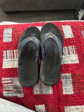 Reef Men's Black and Navy Foam Flip Flops size 10